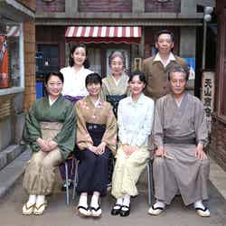 （前列左から）山村紅葉、三倉茉奈、芳根京子、本田博太郎（後列左から）蓮佛美沙子、中村玉緒、生瀬勝久（C）NHK