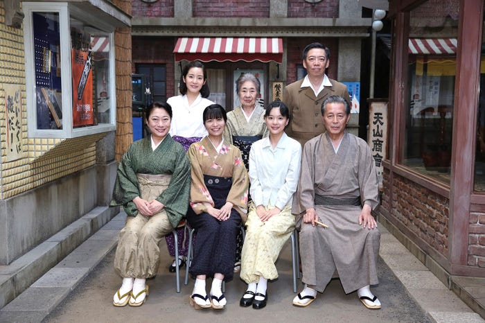 (前列左から)山村紅葉、三倉茉奈、芳根京子、本田博太郎(後列左から)蓮佛美沙子、中村玉緒、生瀬勝久(C)NHK