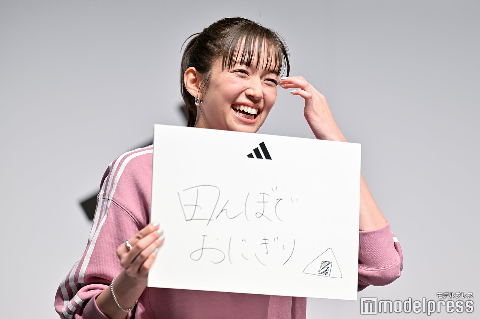 佐藤栞里（C）モデルプレス