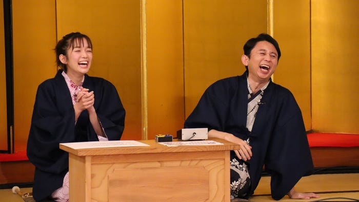 佐藤栞里、有吉弘行 (C)日本テレビ