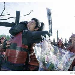 モデルプレス - 新田真剣佑、三浦春馬さんとのハグショット公開「素敵」「貴重な写真」と反響