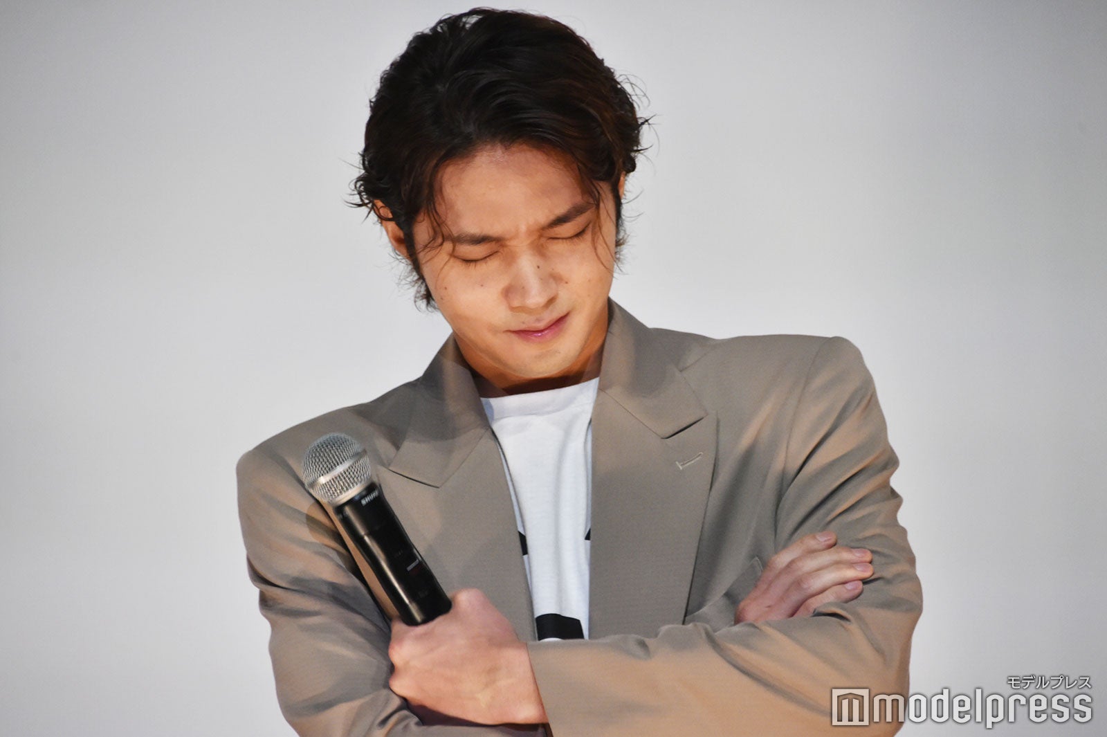 司会者からの質問に悩む磯村勇斗 （C）モデルプレス