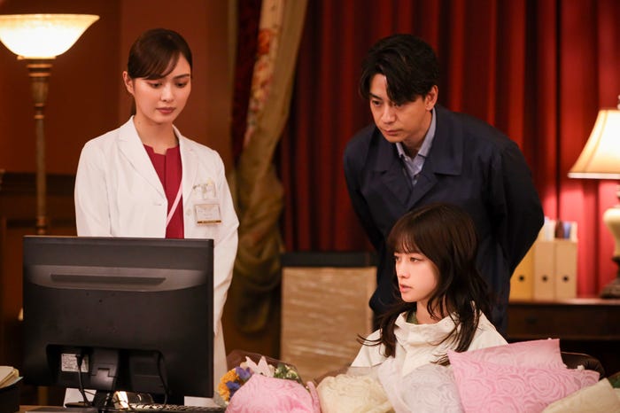 内田理央、三浦翔平、橋本環奈「天久鷹央の推理カルテ」第7話(C)テレビ朝日