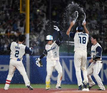 ヤクルト 逆転サヨナラ勝ちで首位守る