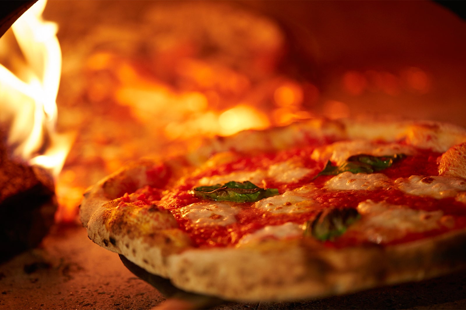 LA発カスタムピザ「800°ディグリーズ」南青山に2号店　プロテインMIXピザや白黒ソフト限定登場