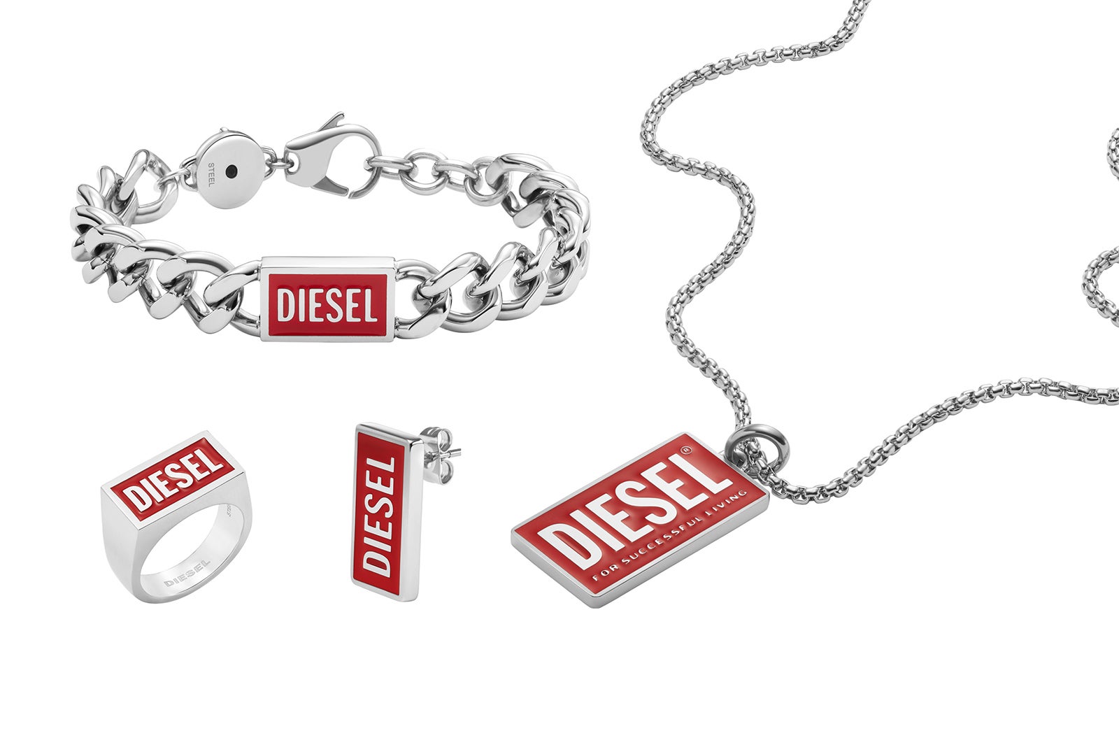 （左上から時計回り）ブレスレット￥15,400、ネックレス￥13,200、ピアス￥6,050、リング￥11,550