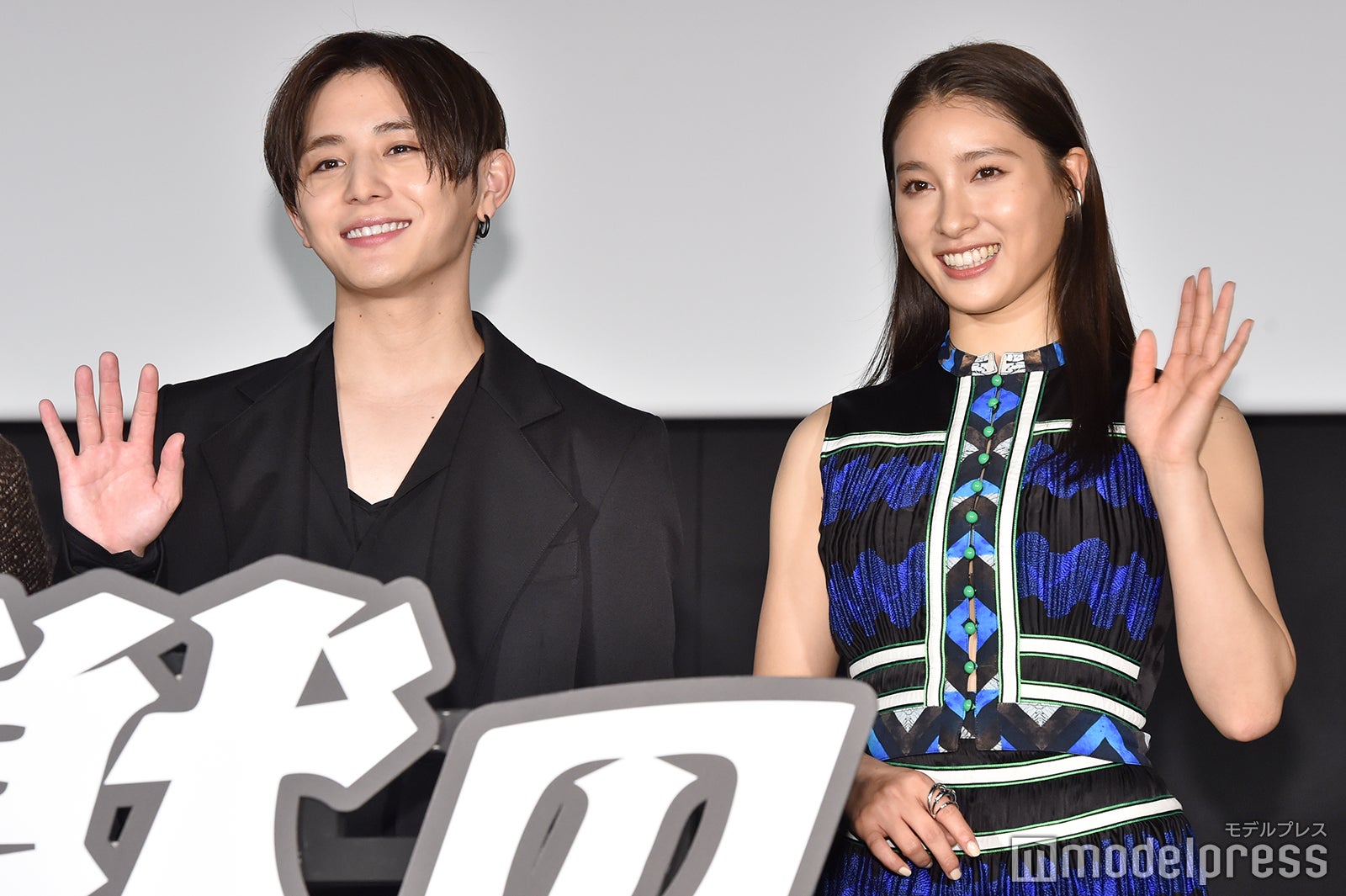 ムチャブリに対応した山田涼介、土屋太鳳（C）モデルプレス