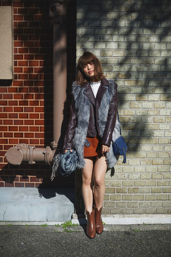 ライダースジャケット¥7,250、ファーコンビジレ¥5,450/Stradivarius(ストラディバリウス・ジャパンカスタマーサービス)、ハイネックカットソー¥1,990/AZUL by moussy(バロックジャパンリミテッド)、コーデュロイミニスカート¥1,790/FOREVER21(FOREVER21オンラインショップカスタマーサービス)、ストール¥3,900/AMERICAN HOLIC(AMERICAN HOLICプレスルーム)、バッグ¥1,490/FOREVER21(FOREVER21オンラインショップカスタマーサービス)、ブーツ¥27,500/ダニエラ タム(ダニエラ&ジェマ)(C)TOPLOG