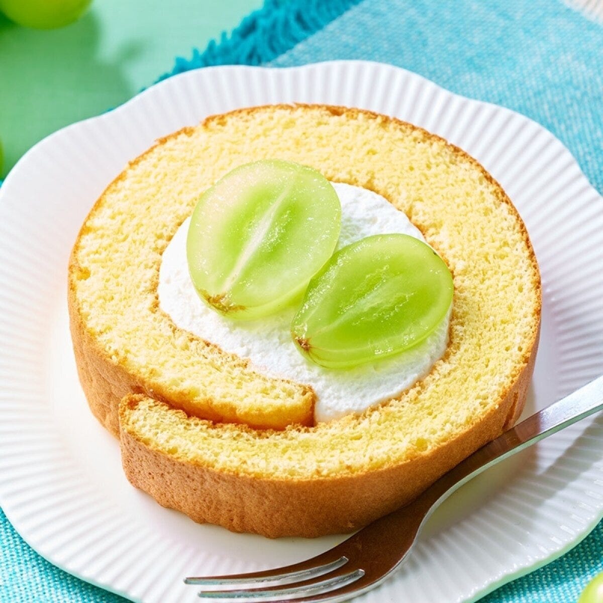シャインマスカットが乗ったクリーム入りのロールケーキ シャインマスカットが乗ったクリーム入りのロールケーキ