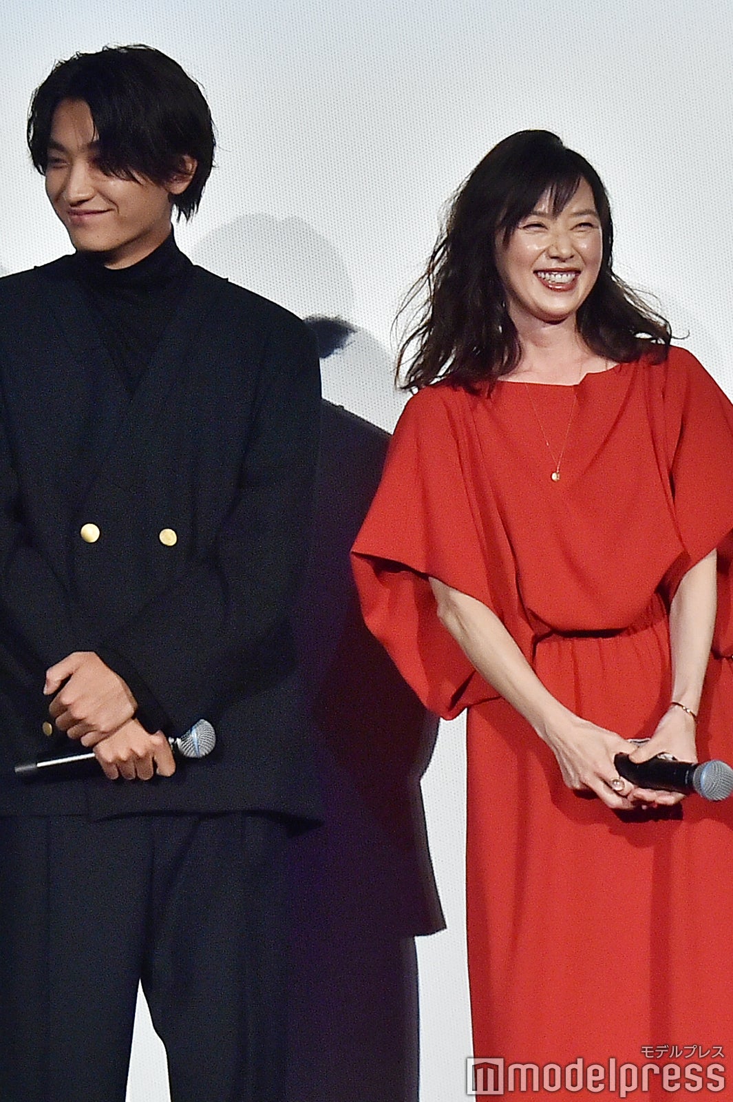 （左から）金子大地、大塚寧々（C）モデルプレス