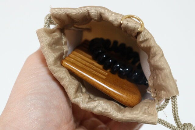 ダイソー　巾着型バッグチャームポーチ　使用例　サイズ感　コーム　ヘアゴム