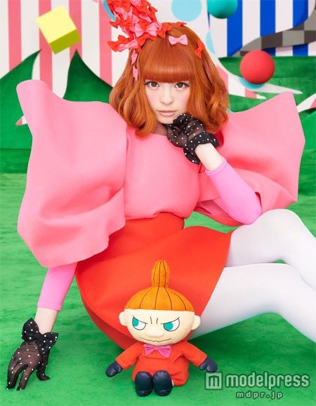 きゃりー、人気キャラとコラボ　リボン衣装でキュートなダンス披露