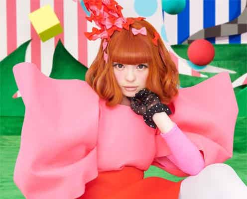 きゃりー、人気キャラとコラボ リボン衣装でキュートなダンス披露