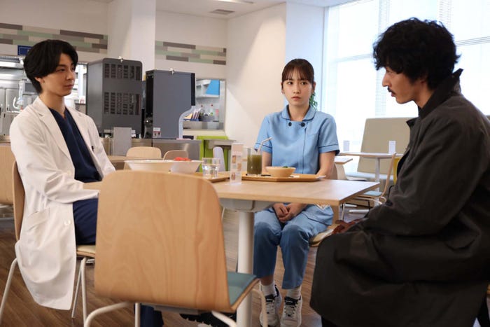(左から)高杉真宙、川栄李奈、上杉柊平「となりのナースエイド」第7話より(C)日本テレビ