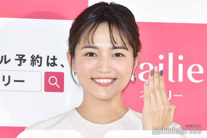 おでこ・Tゾーン・顎先にハイライトをプラス(C)モデルプレス