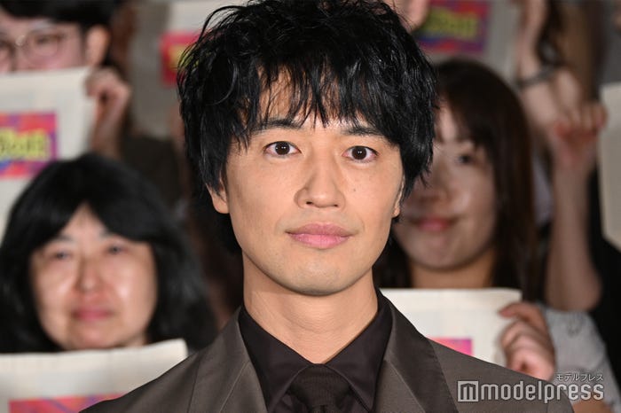 深澤辰哉の健康を維持する斎藤工(C)モデルプレス