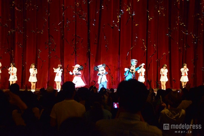 きらびやかにテープが舞う中完歩をお祝い／「ディズニーウォーク2014」