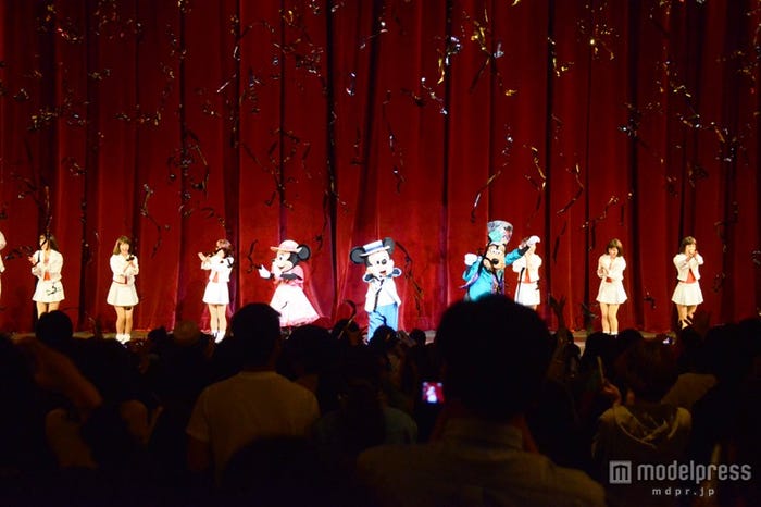 きらびやかにテープが舞う中完歩をお祝い/「ディズニーウォーク2014」