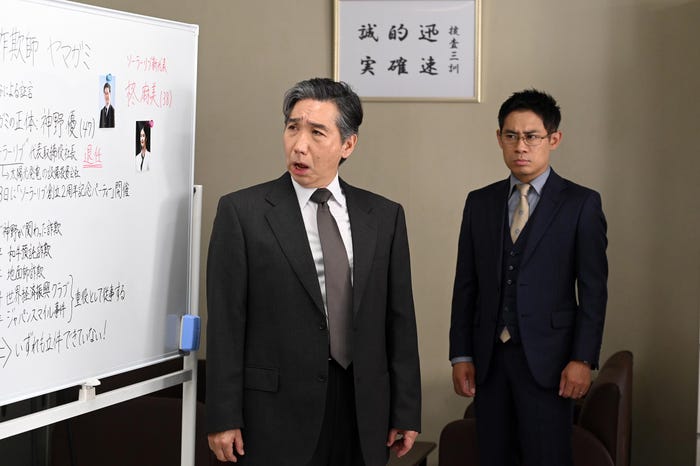 梶原善、伊藤淳史「ダブルチート 偽りの警官 Season1」第7話より(C)テレビ東京 WOWOW