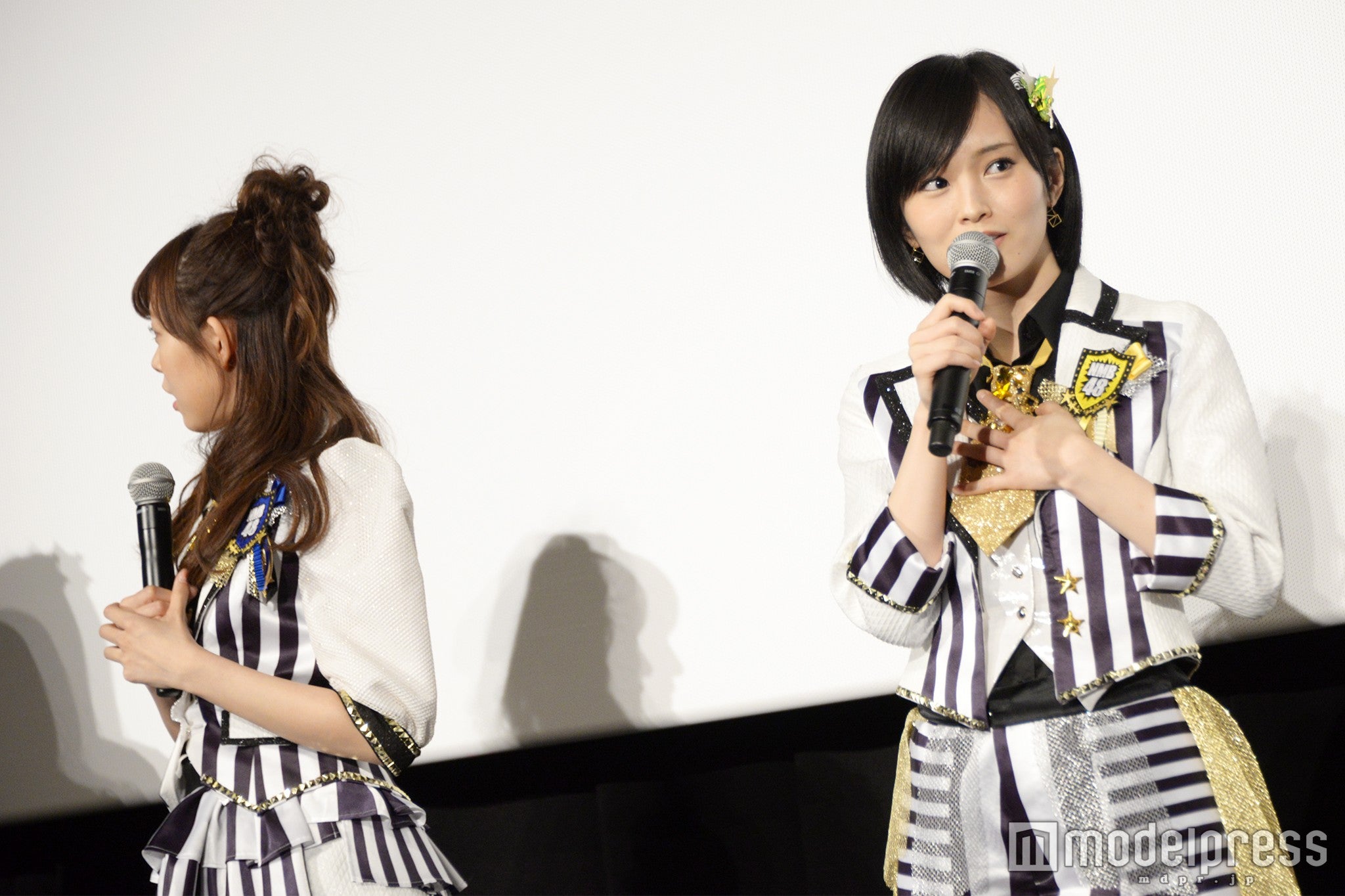 サプライズ発表に緊張する渡辺美優紀、山本彩（C）モデルプレス