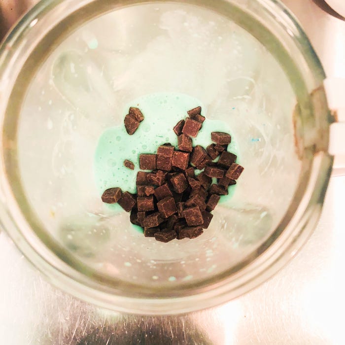 手順2:食紅とミントリキュールを加えミキサーにかけ、チョコレートを入れて再度ミキサーにかける/画像提供:柏原歩