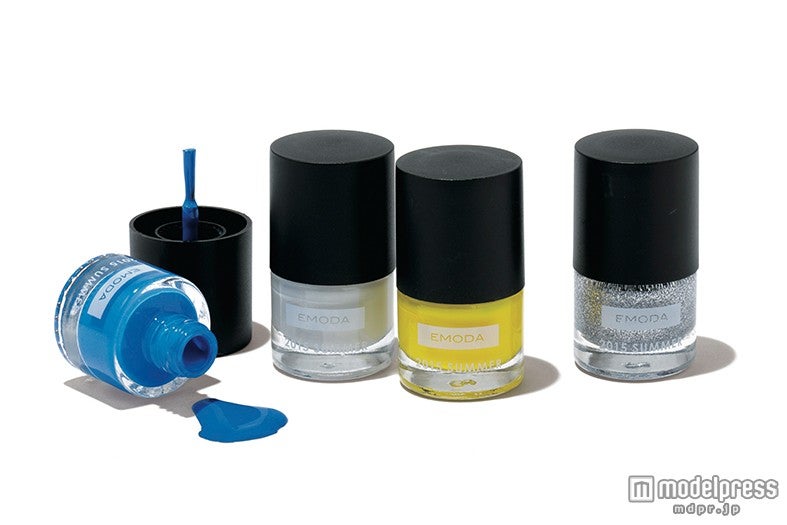 夏らしいビビッドなカラーがかわいい！「EMODAネイルカラー4色セット」／画像提供：ぶんか社