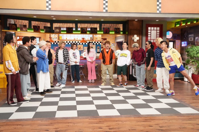 (左から)菊田竜大、岡部大、せいや、粗品、松尾駿、長田庄平、秋山寛貴、古畑星夏、澤部佑、岩井勇気、向井慧、菅良太郎、尾形貴弘、サンシャイン池崎(C)フジテレビ