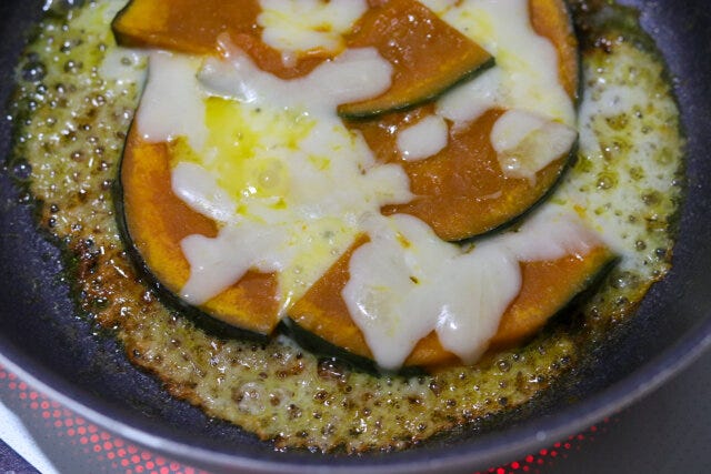 チーズが溶けて焼き色がついたら火を止める。