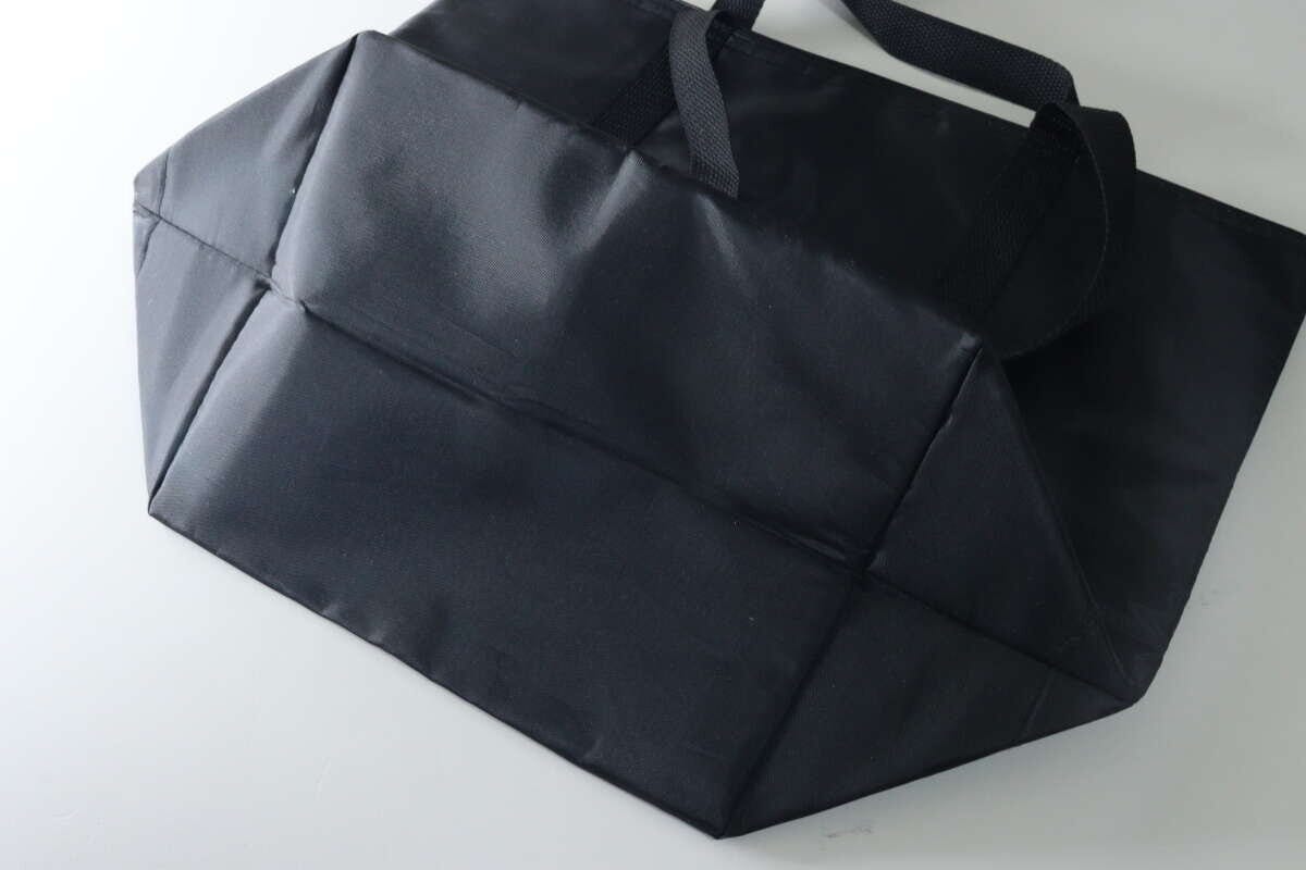 黒いアルミトートバッグの底面とマチがわかるように置かれている