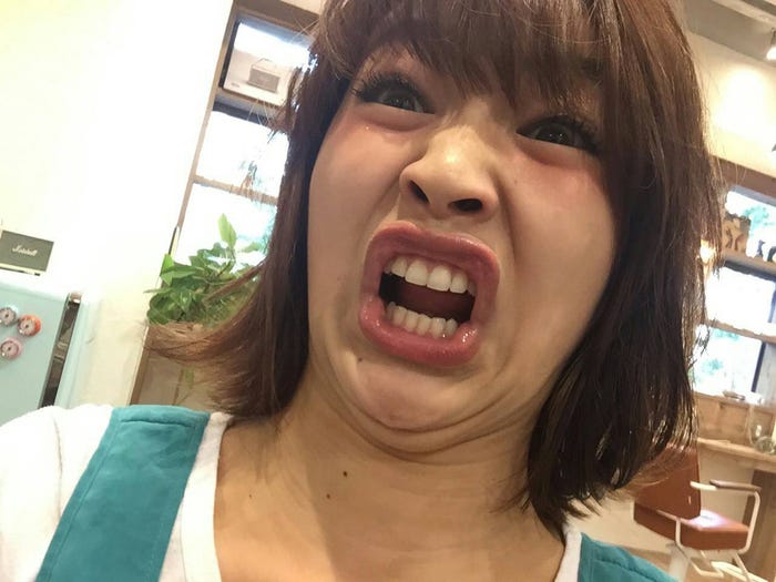 自分の彼氏が男の人と手をつないで歩いていた時の変顔/mirei/画像提供:所属事務所