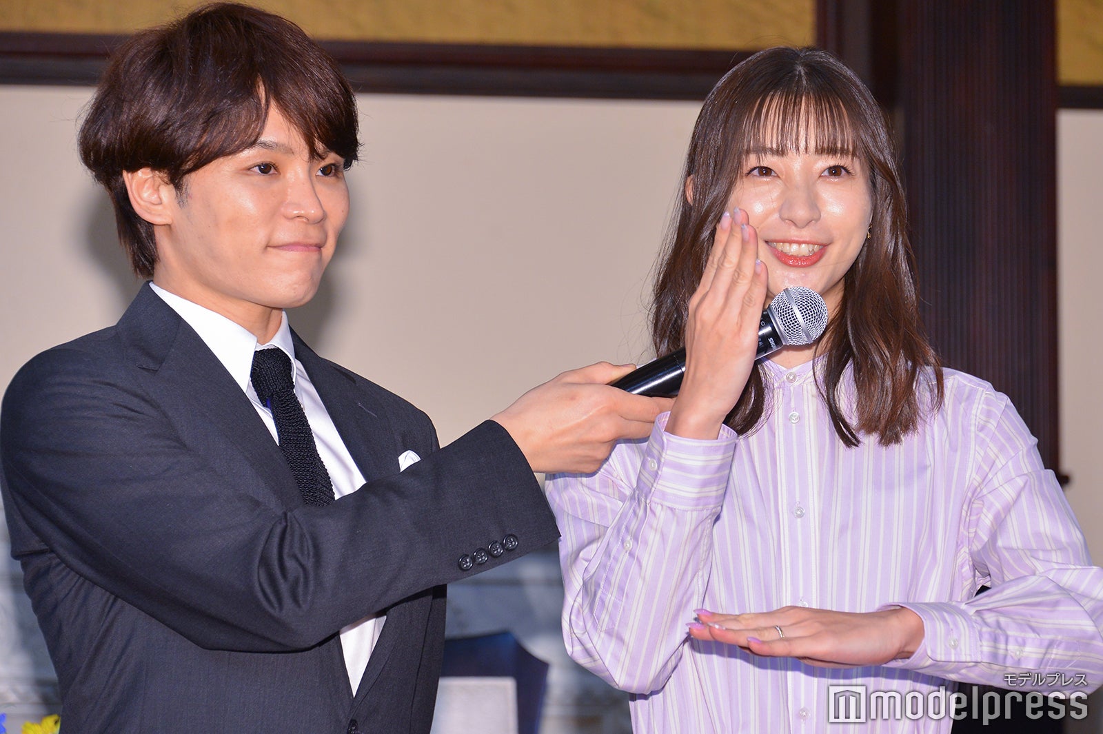 手話で挨拶をしたTATSU、足立梨花（C）モデルプレス