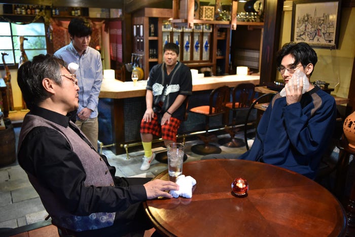 松尾貴史・松田龍平/「獣になれない私たち」第5話より(C)日本テレビ