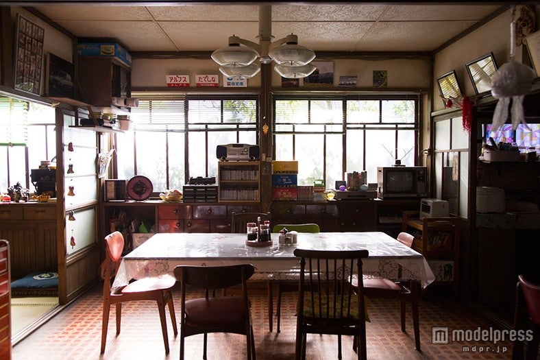 壁際に三国志、電車グッズが並ぶ食堂