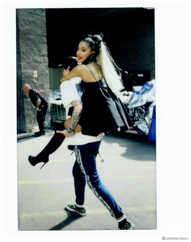 アリアナ・グランデ、誕生日に祝福殺到　婚約者とのラブラブ写真＆幼少期の姿に世界が注目