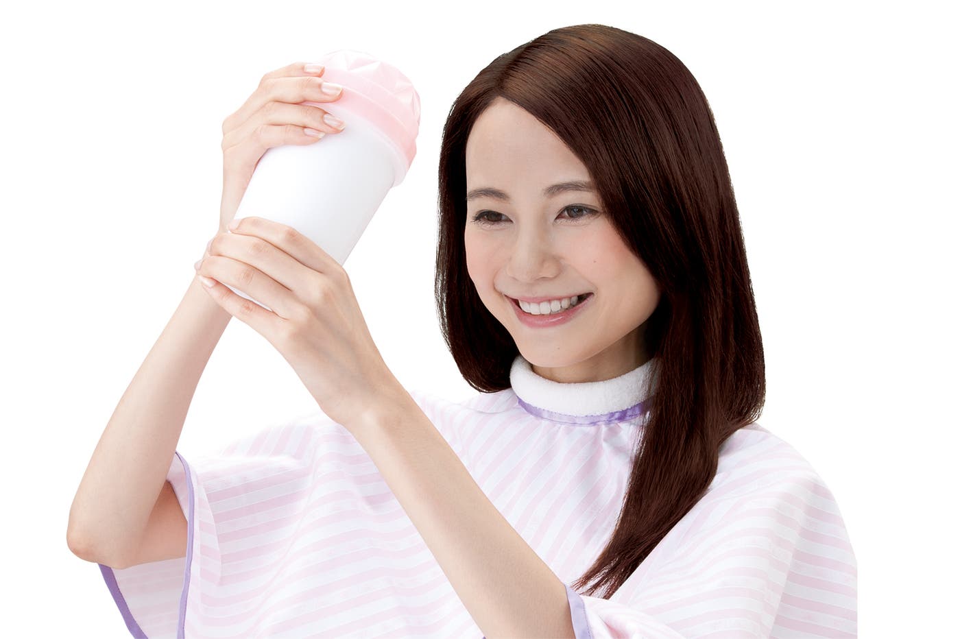 1剤と2剤を混ぜて振れば、ヘアカラー剤が完成