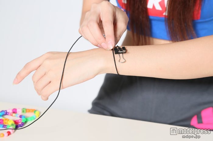 ゴムを手首の長さより少し長めにカット