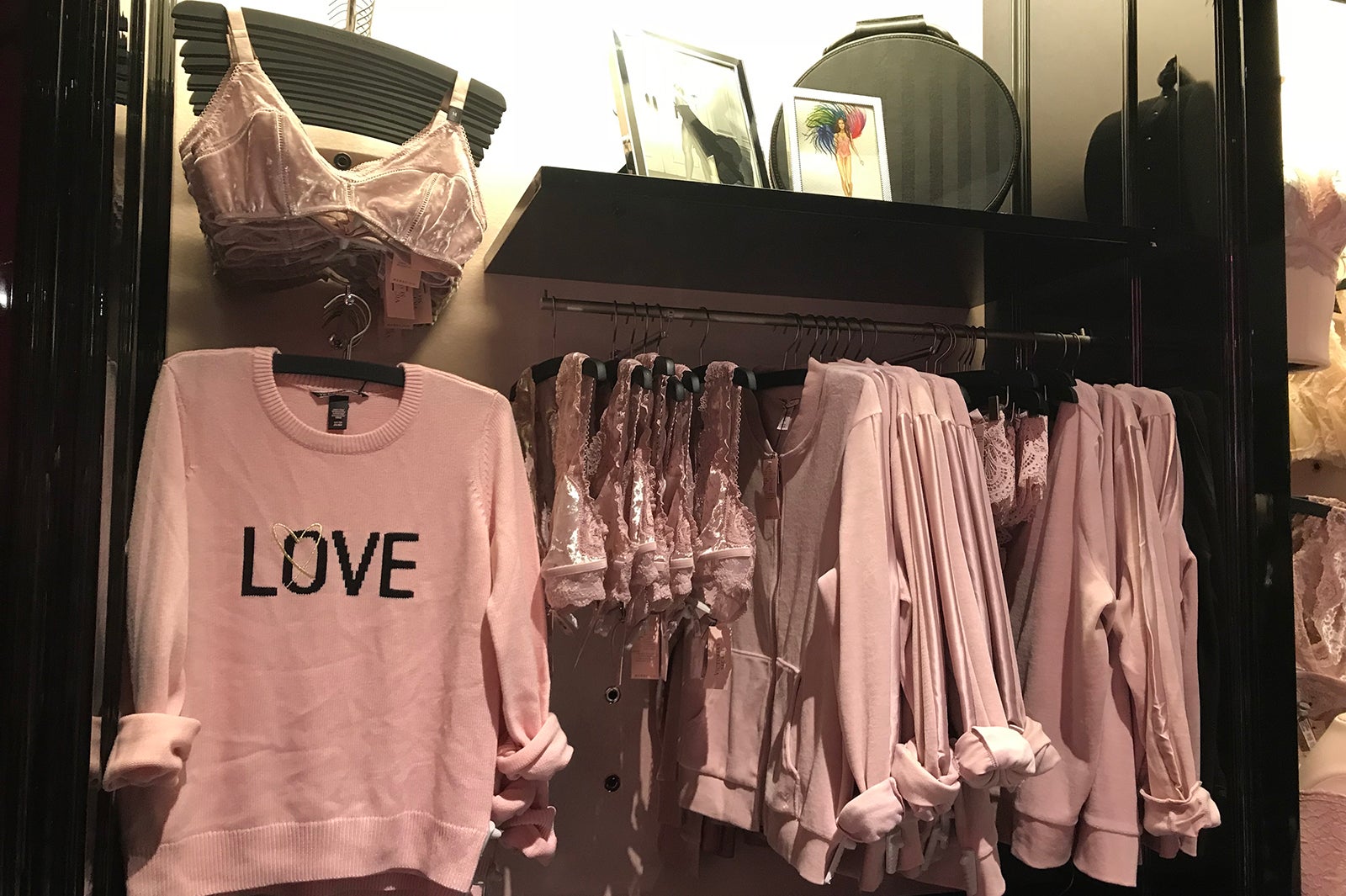 ニットの中ではピンクの「LOVE」ニットが人気