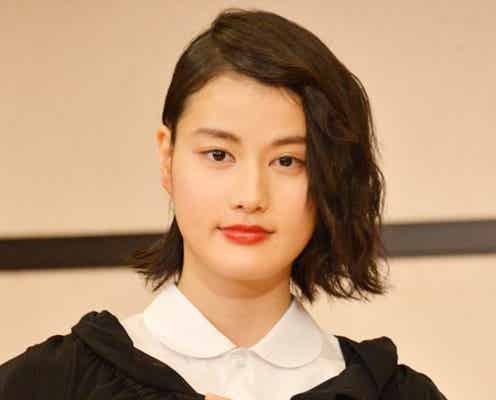 橋本愛、綾野剛と仲良く会話
