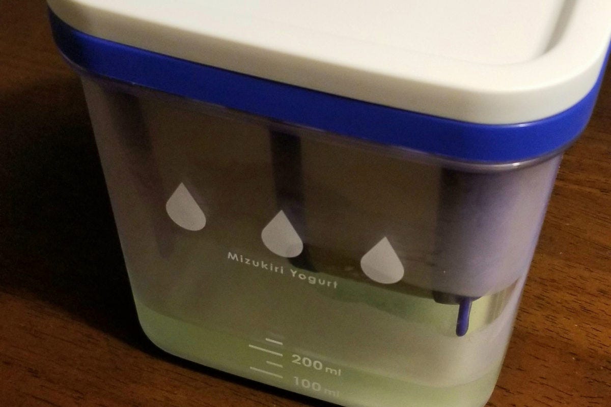 水切りヨーグルトができる容器ホエー