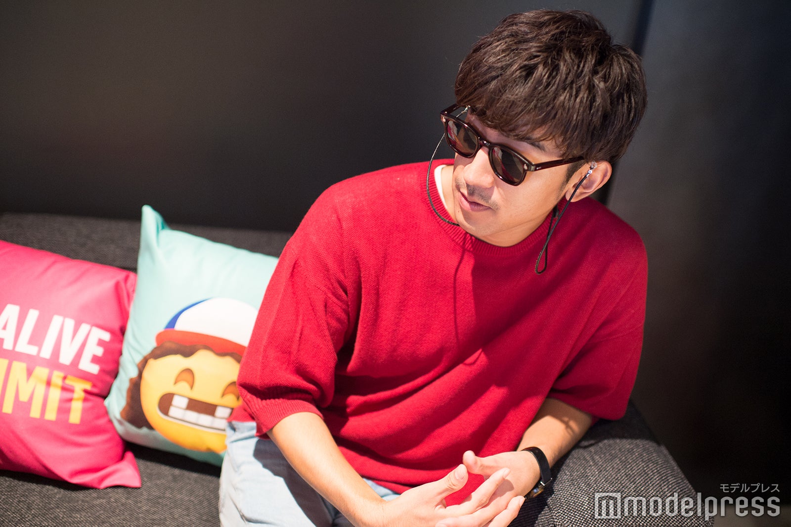 リクエストに答えてサングラスをかけてくれた （C）モデルプレス