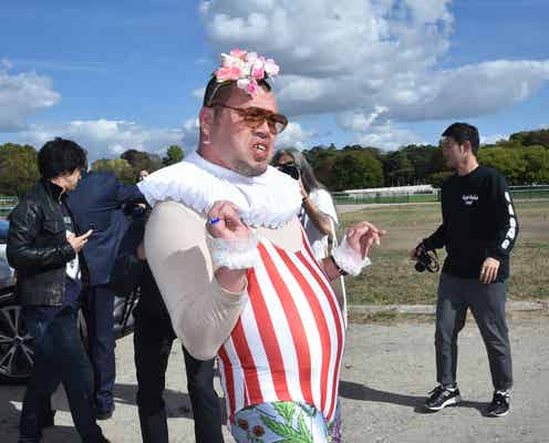 野性爆弾くっきー、パリコレに衝撃的ルックで出没「誰より目立っている」