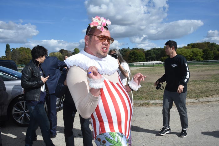 「Dior」2019春夏コレクションショーの会場を訪れたくっきー(Photo by Getty Images)