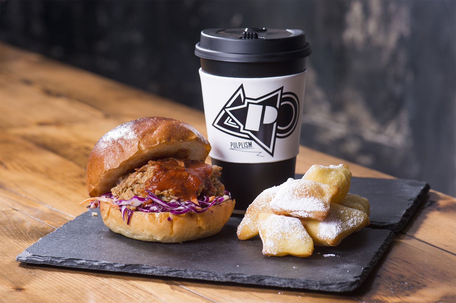 プルドポークバーガーとベニエ／画像提供：ノスプロダクター