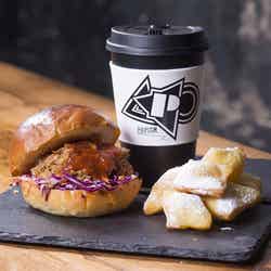 プルドポークバーガーとベニエ/画像提供:ノスプロダクター