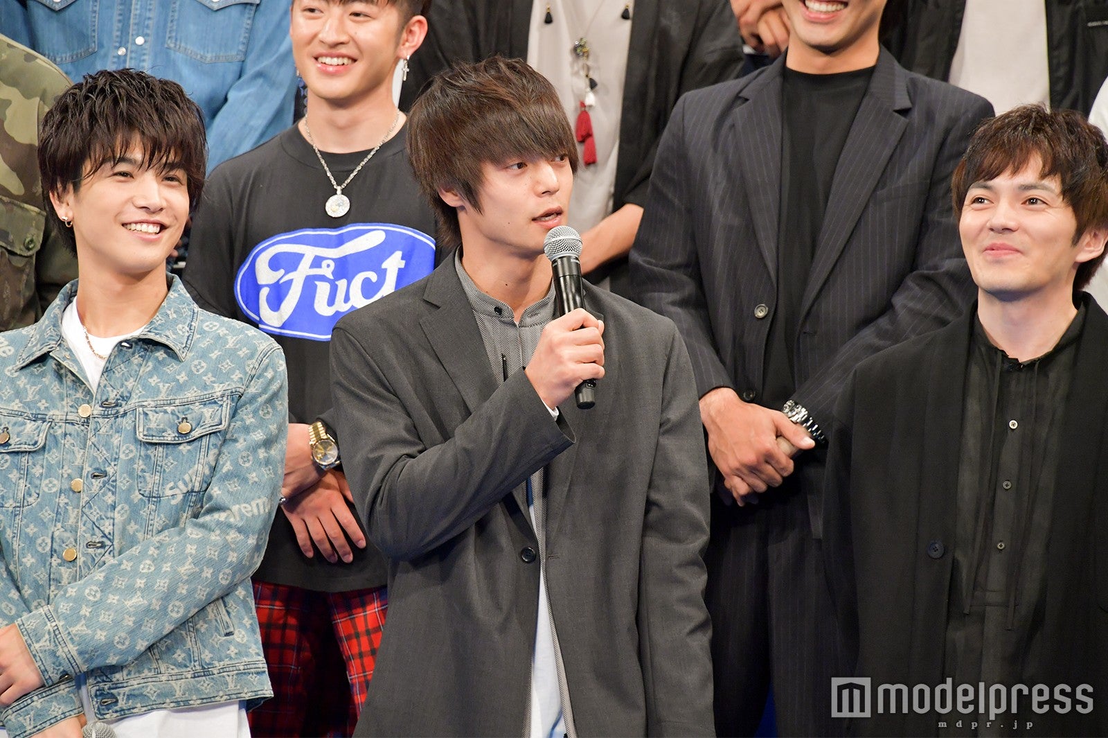 窪田正孝「しゃべる権利がない」と佐野玲於らにマイクパス＜HiGH＆LOW THE MOVIE 2＞