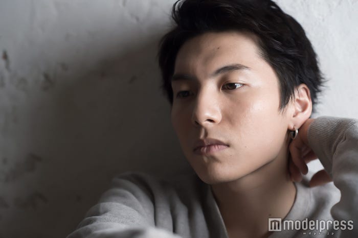 作品では「真ん中の人を立たせたい」(C)モデルプレス