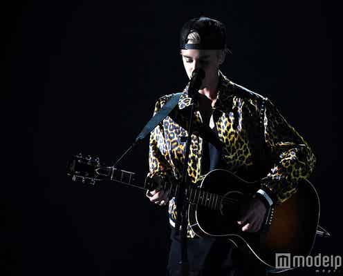 ジャスティン・ビーバー「グラミー賞」初受賞 アコギ一本でパフォーマンスも