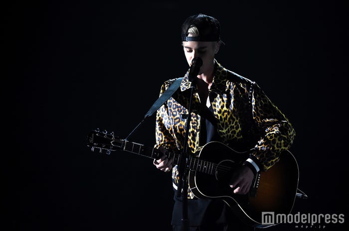 ジャスティン・ビーバー、アコギ一本でパフォーマンスも/photo:Getty Images