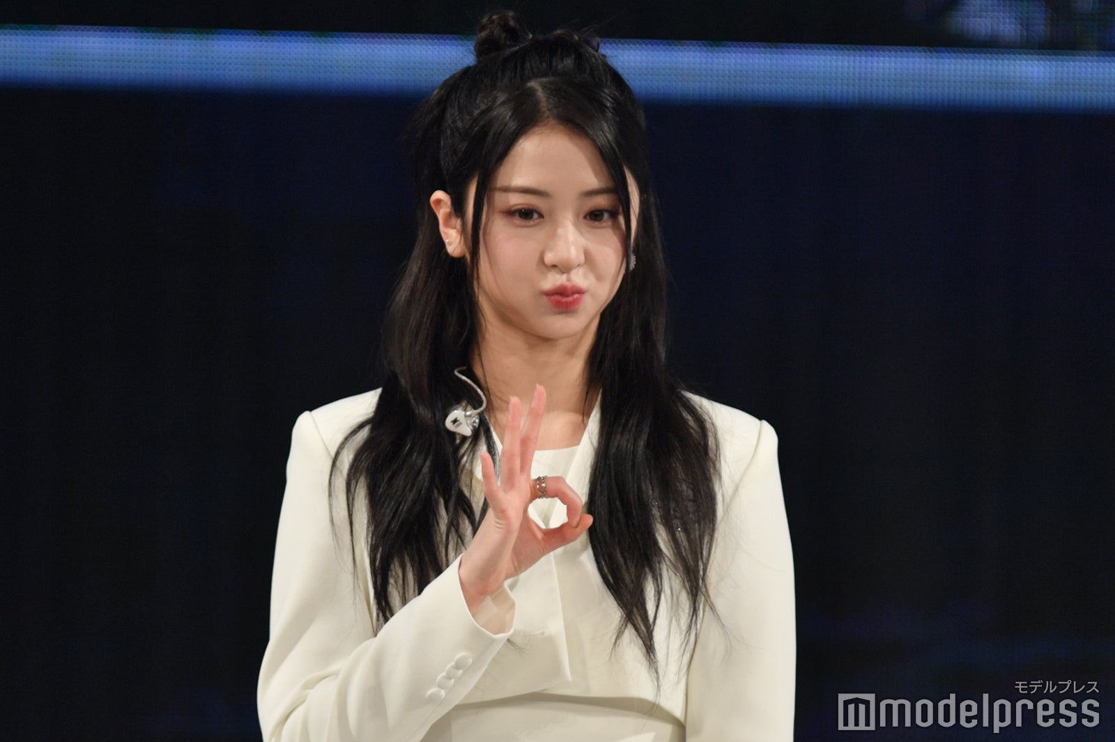 通訳を受け、OKポーズをとるYUNJIN （C）モデルプレス