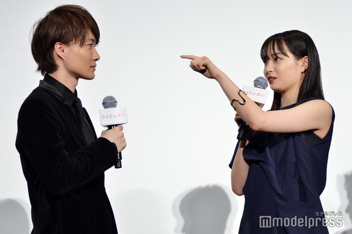 神木隆之介(左)の「眉毛の間を見ていた」広瀬すず(右)(C)モデルプレス